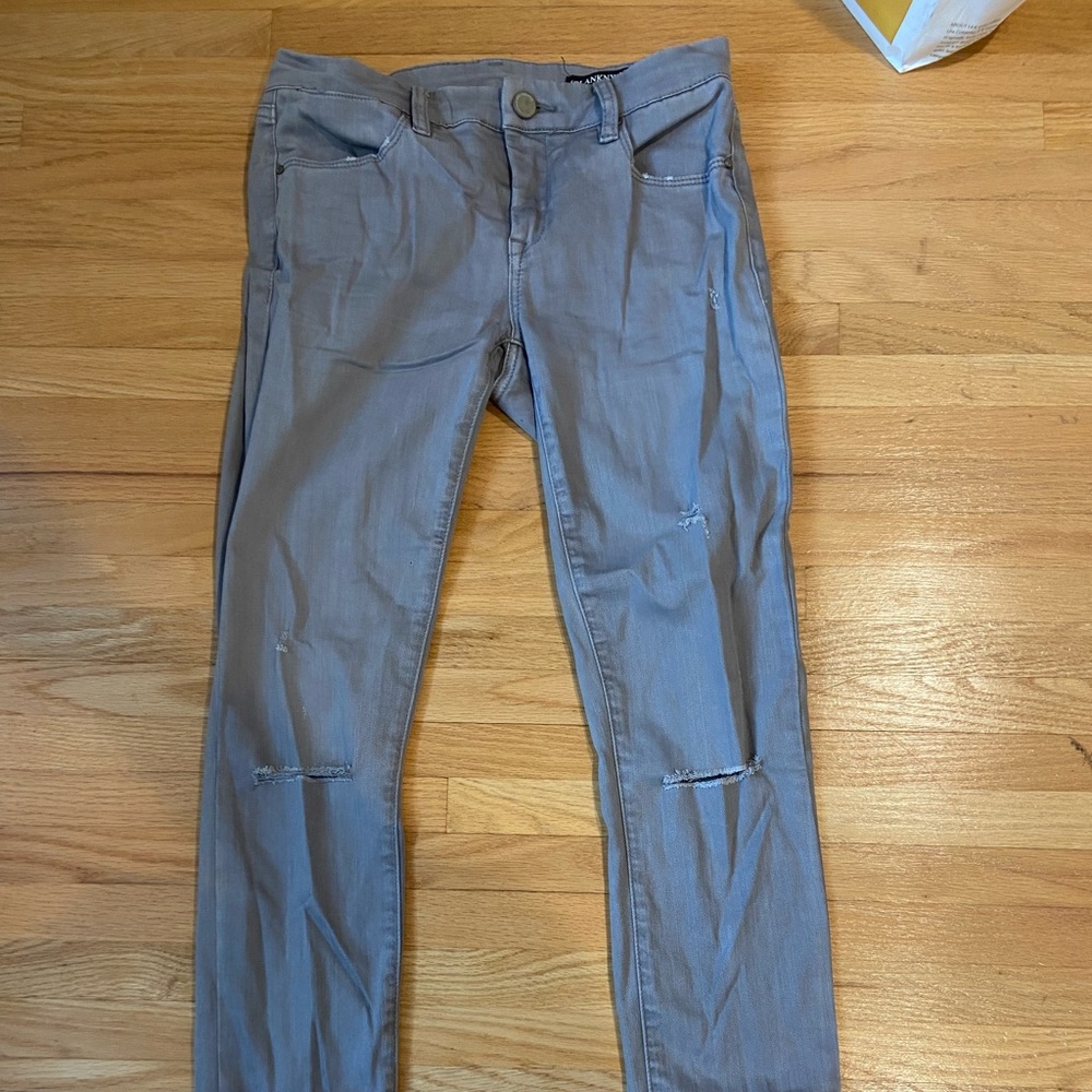 Grey skinny jeans with knee rip